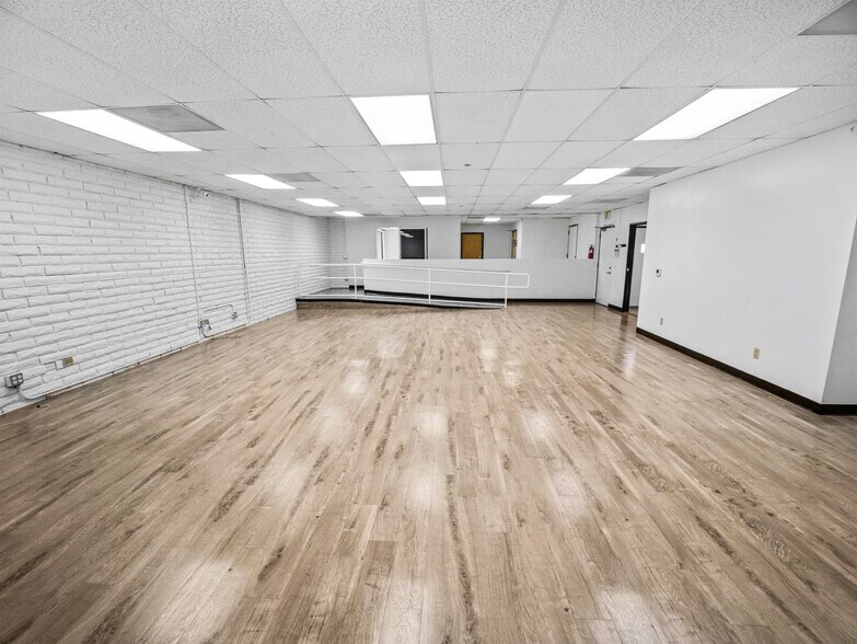 More Photos Of 1051 E Wardlow Rd, Long Beach Office For Sale