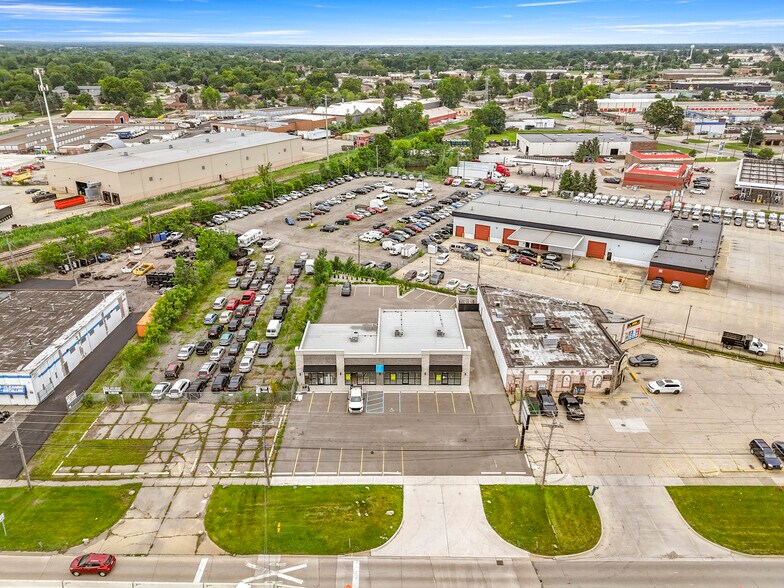 More Photos Of 16775-16777 E 13 Mile Rd, Fraser Unknown For Lease