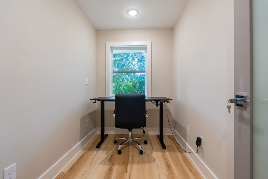 More Photos Of 608 Mauldin Dr, Woodstock Office For Lease