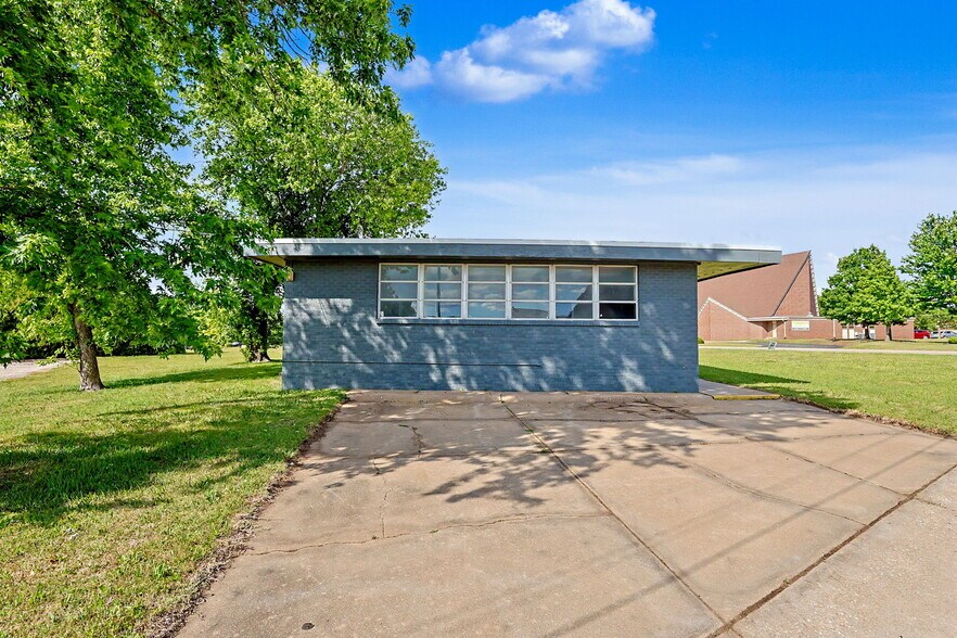 More Photos Of 1601 N State St, Augusta Office For Sale