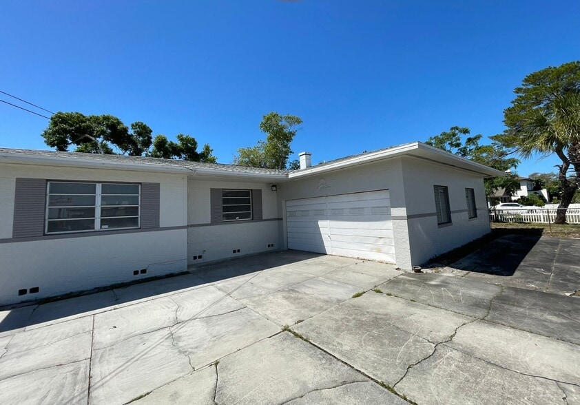 More Photos Of 541 49th St S, Saint Petersburg Showroom For Lease