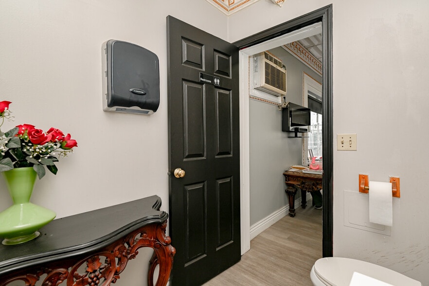 More Photos Of 385 New Park Ave, Hartford Auto Repair For Sale