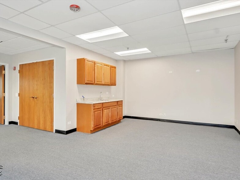 More Photos Of 1990 E Algonquin Rd, Schaumburg Medical For Lease
