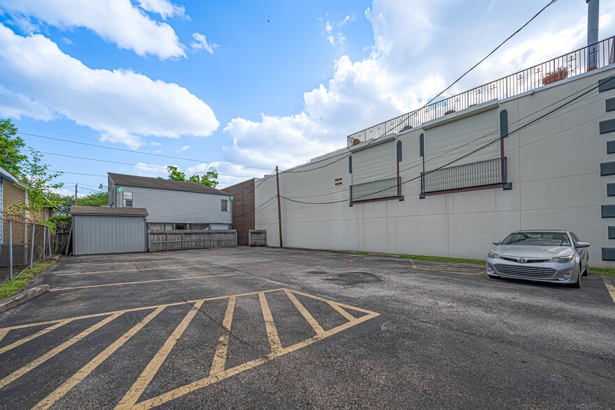 More Photos Of 1914 N Memorial Way, Houston Office For Lease