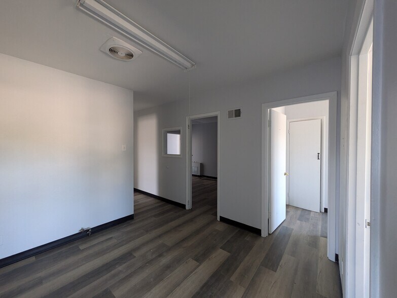 More Photos Of 1434-1436 Chambers Rd, Saint Louis Veterinarian Kennel For Sale