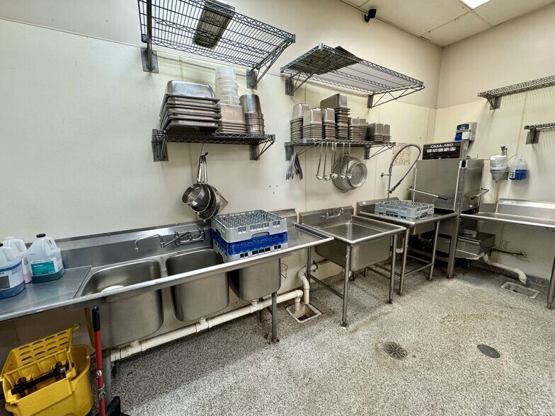 More Photos Of 265 Peace Rd, Sycamore Storefront For Lease