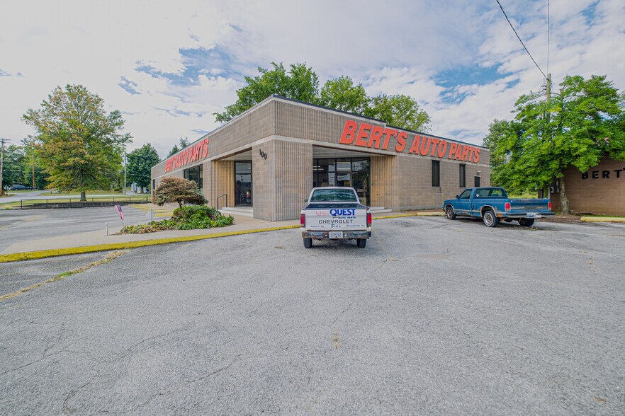 More Photos Of 100 Hopkinsville St, Russellville Freestanding For Sale