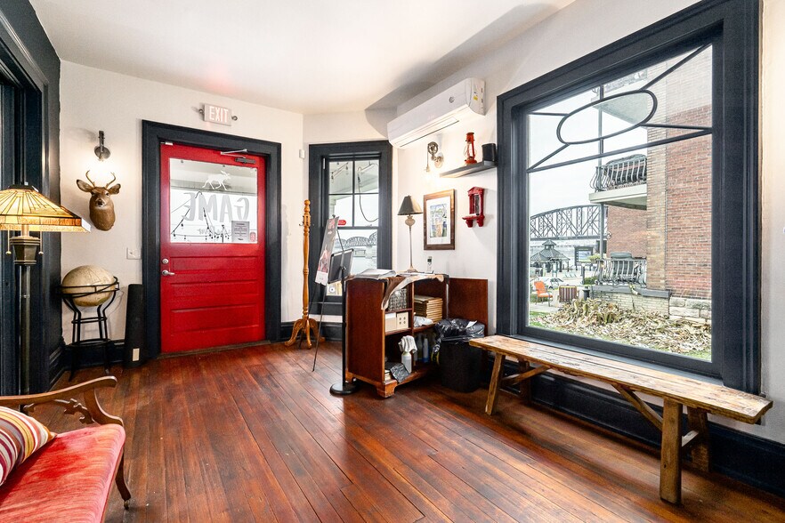 More Photos Of 117 E Riverside Dr, Jeffersonville Restaurant For Lease