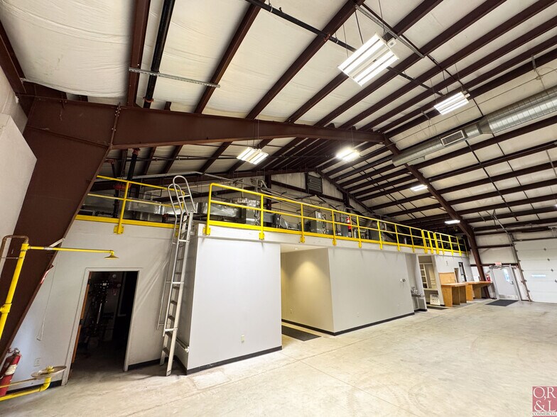 More Photos Of 103R Old Windsor Rd, Bloomfield Warehouse For Lease