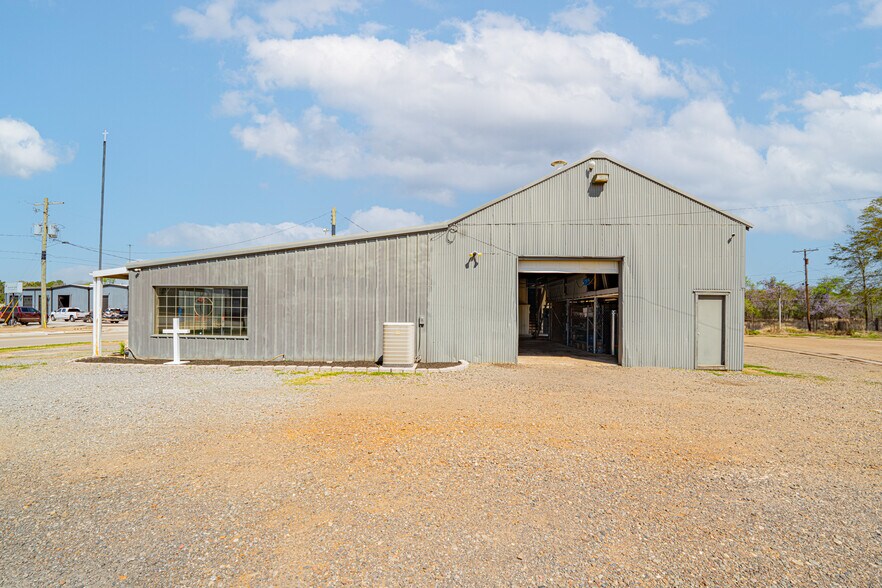 More Photos Of 118 Industrial Blvd, Kilgore Flex For Lease
