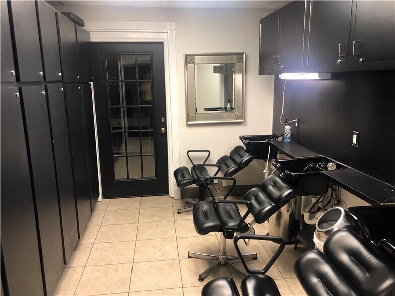 More Photos Of 2564 N College Ave, Fayetteville Freestanding For Sale