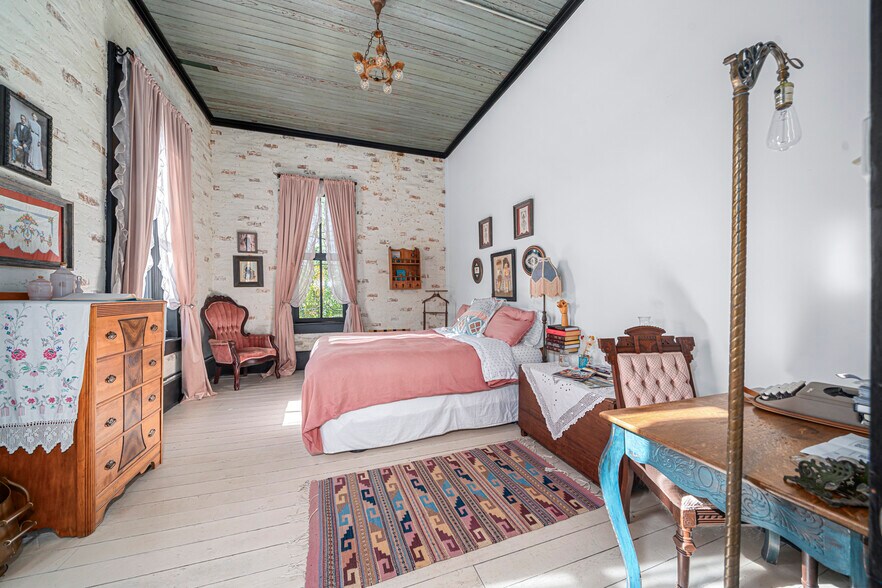 More Photos Of 411 E Front Ave, Chester Hotel For Sale