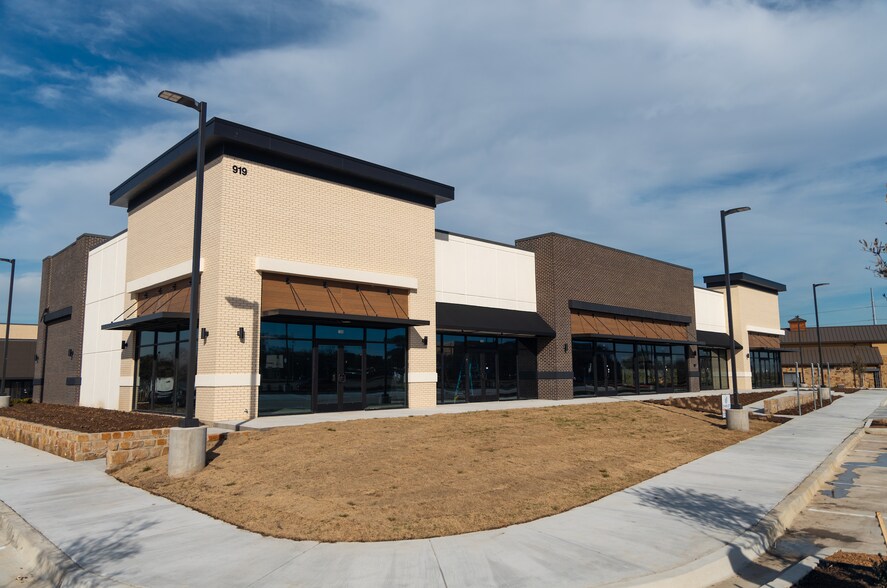 More Photos Of 919 E NW Hwy, Grapevine Storefront For Lease