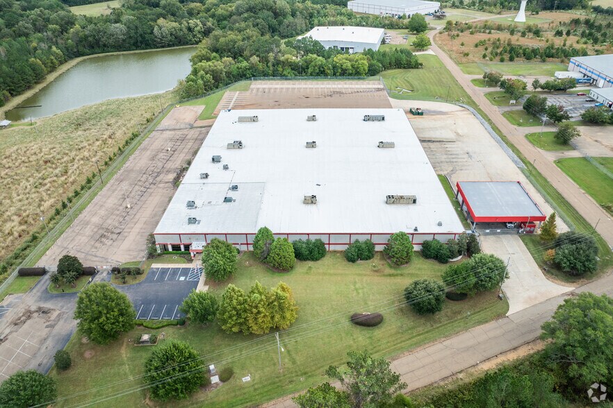 More Photos Of 190 NW Industrial Pky, Jackson Manufacturing For Sale