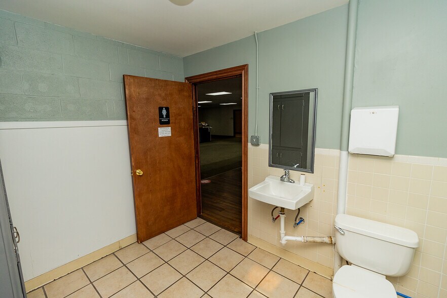 More Photos Of 1627 S Hillside St, Wichita Freestanding For Sale