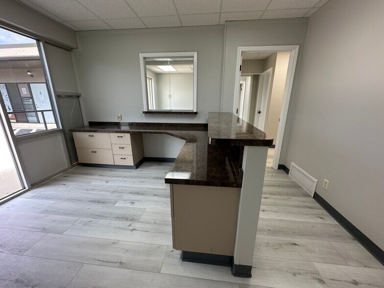 More Photos Of 1401 Applewood Dr, Dalton Medical For Lease