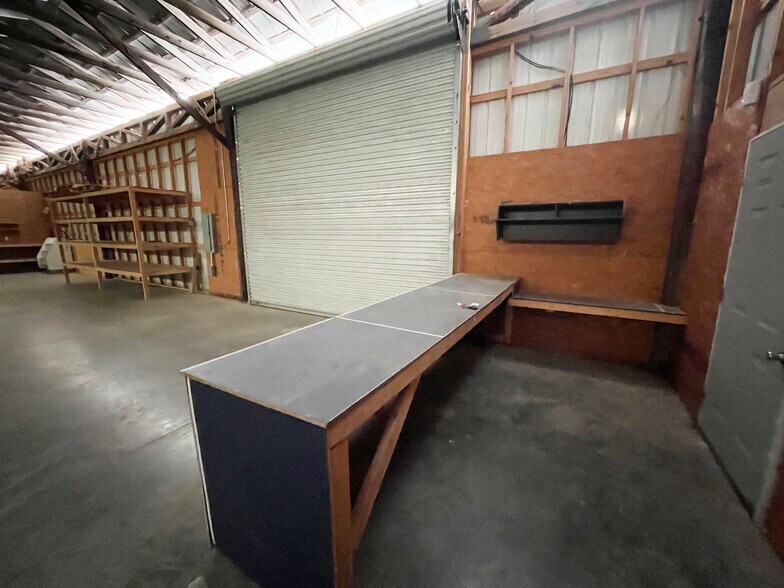 More Photos Of 702 Chastain Blvd W, Glencoe Warehouse For Lease