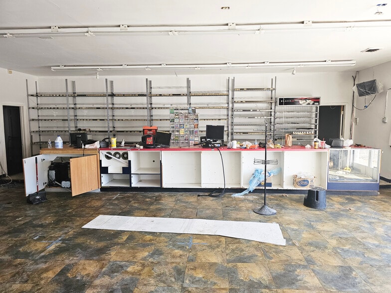 More Photos Of 2974 W Walton Blvd, Waterford Freestanding For Sale