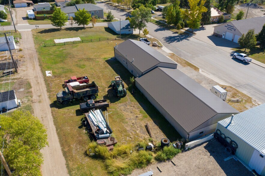 More Photos Of 910 Main Ave, Washburn Light Manufacturing For Sale