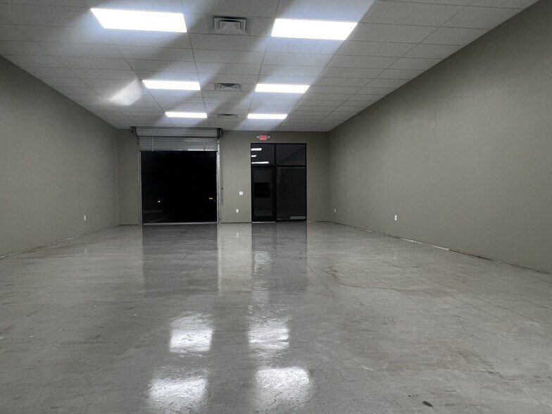 More Photos Of 745 Tillman Pl, Plant City Showroom For Lease