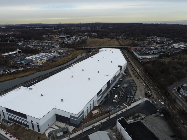 More Photos Of 1 Nassau Pl, Staten Island Warehouse For Lease