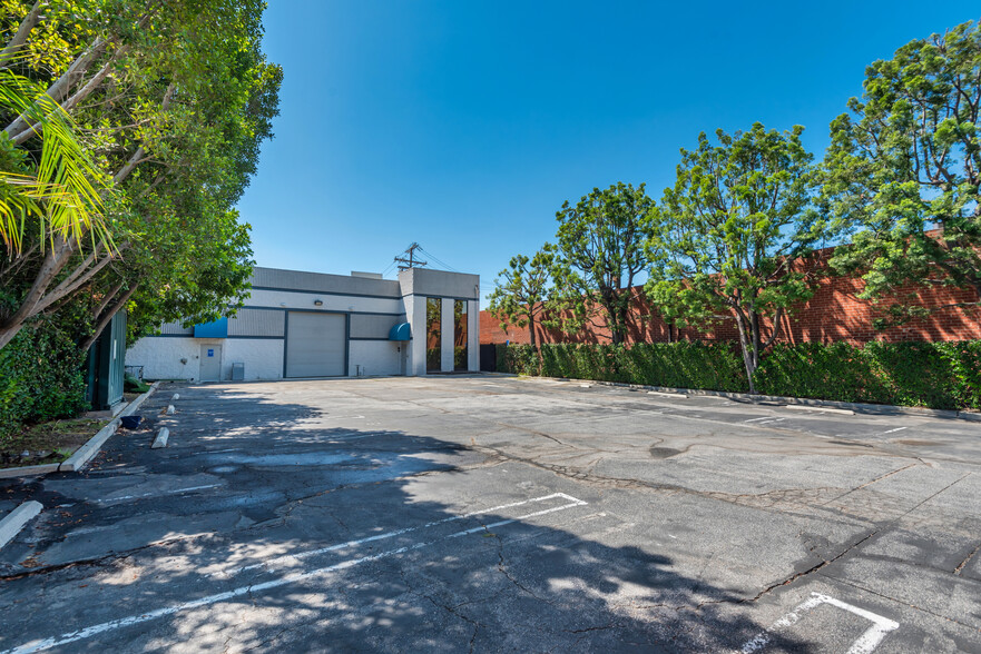 Primary Photo Of 530 Riverdale Dr, Glendale Warehouse For Sale