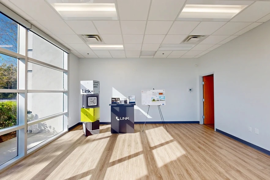 More Photos Of 12400 Presidents Ct, Jacksonville Warehouse For Lease