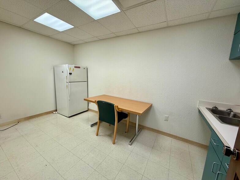 More Photos Of 3900 Southpark Dr, Tyler Office For Sale