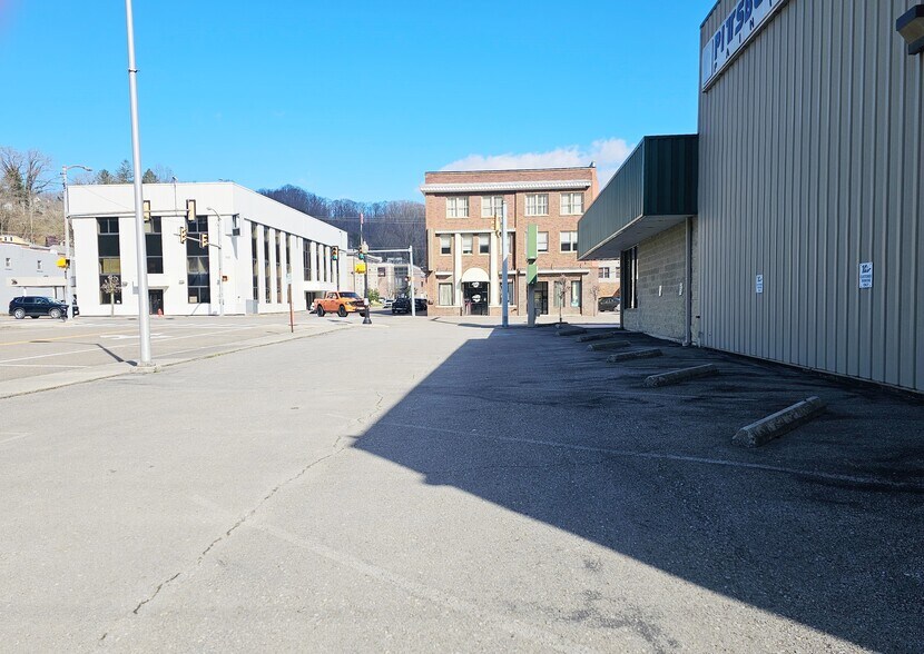 More Photos Of 629 Park NW ave, Norton Storefront For Sale