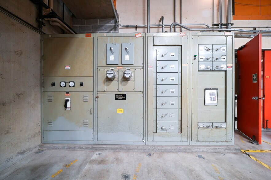 More Photos Of 1555-1557 SE Crystal Lake Dr, Corvallis Warehouse For Lease