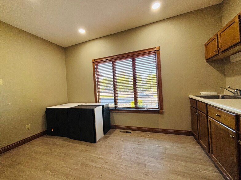 More Photos Of 1629 Harding Blvd, Cotter Medical For Sale