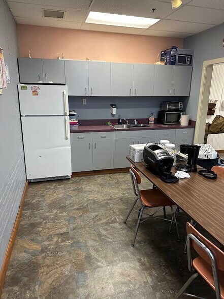 More Photos Of 10 Bartlett St, Allenstown Light Manufacturing For Lease