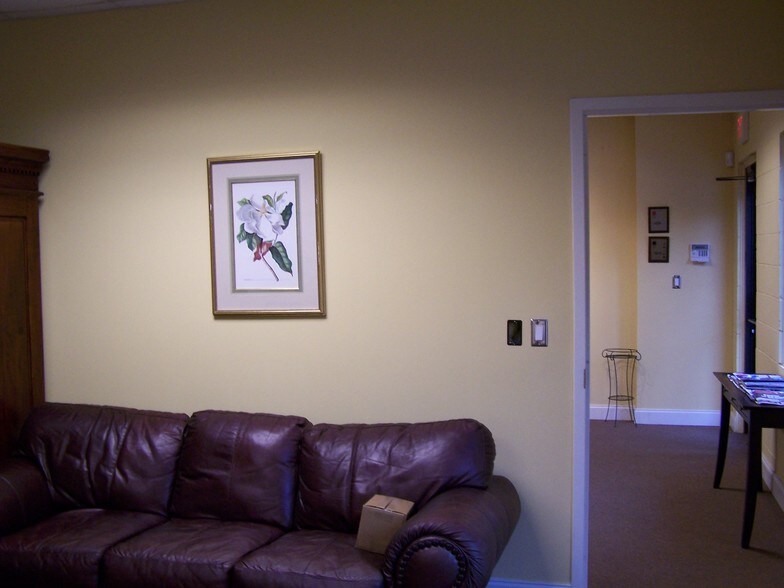 More Photos Of 612 Johnnie Dodds Blvd, Mount Pleasant Showroom For Lease