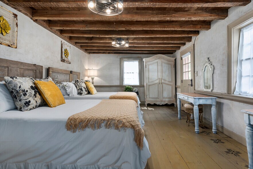 More Photos Of 104 E Austin St, Fredericksburg Storefront Retail Residential For Sale