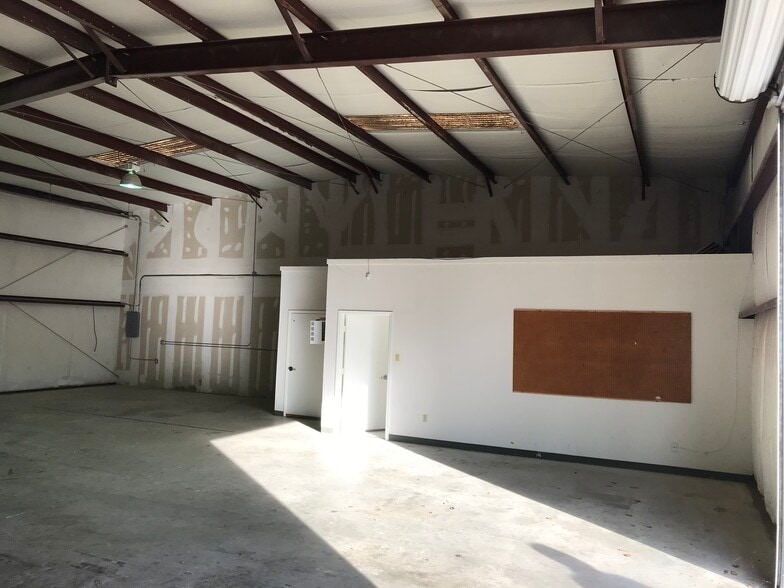 More Photos Of 17704 French Rd, Houston Industrial For Lease
