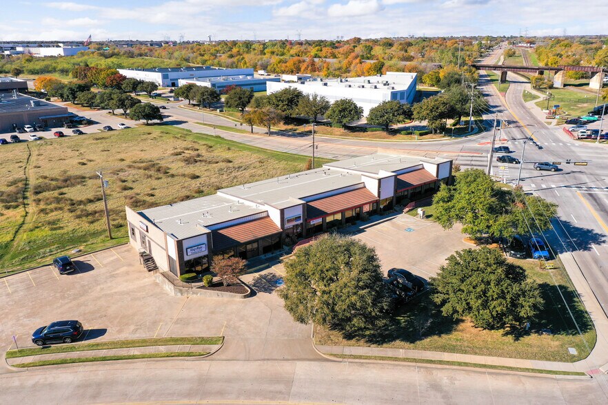 More Photos Of 915-921 N Mill St, Lewisville Office For Sale