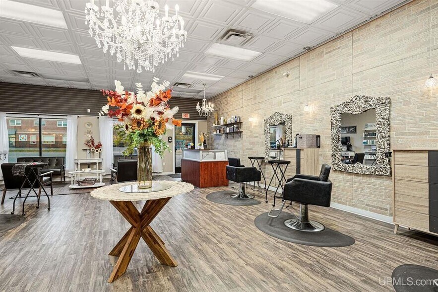 More Photos Of 1021 W Washington St, Marquette Flex For Sale