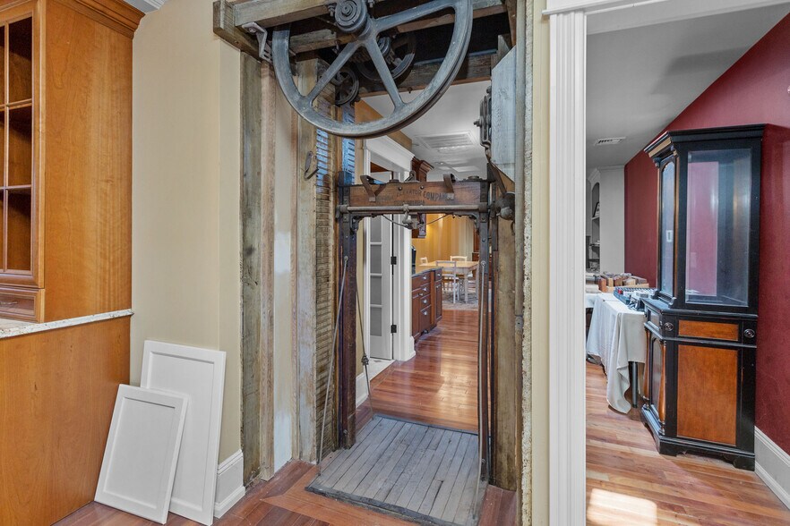 More Photos Of 466 Church St, Hamilton Office For Sale