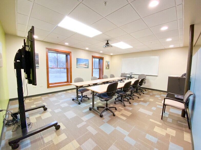 More Photos Of 10 S Shumway Ave, Batavia Office For Lease