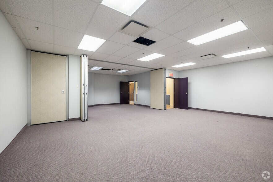 More Photos Of 4451-4479 Laval Aut W, Laval Showroom For Lease