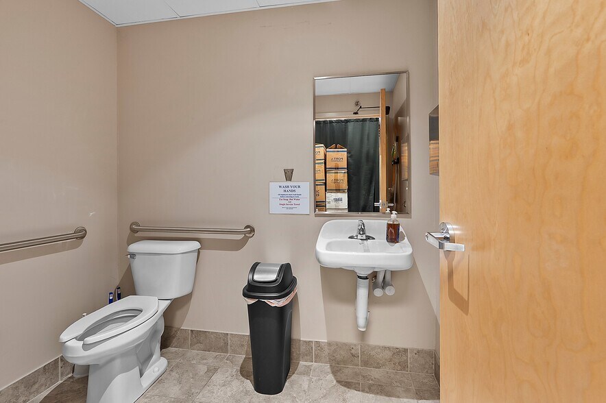 More Photos Of 100-140 N Washington St, Green Bay General Retail For Lease