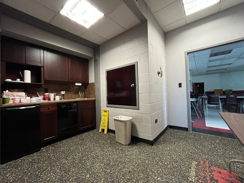 More Photos Of 6415 Lakeview Rd, Charlotte Unknown For Lease