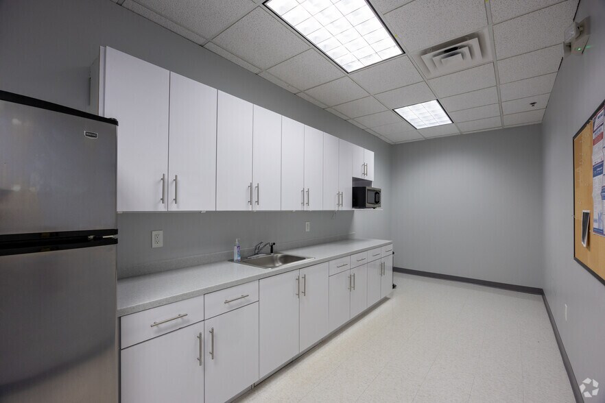 More Photos Of 695 Mansell Rd, Roswell Unknown For Lease