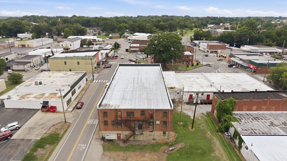 More Photos Of 1 Public Square Red Boiling Springs Sq, Lafayette Showroom For Sale