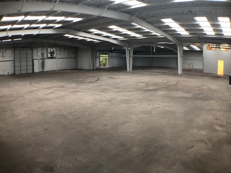 More Photos Of 106 NW 17th St, Grand Prairie Warehouse For Lease