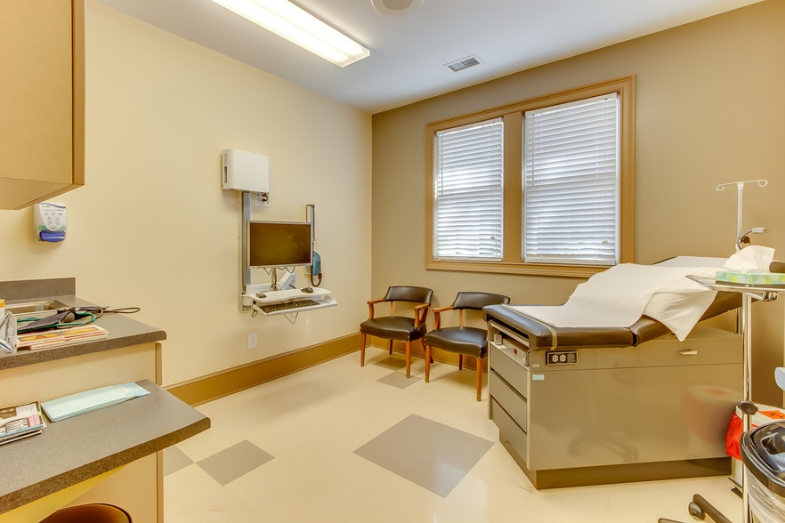 More Photos Of 135 Professional Park Dr, Seneca Healthcare For Lease