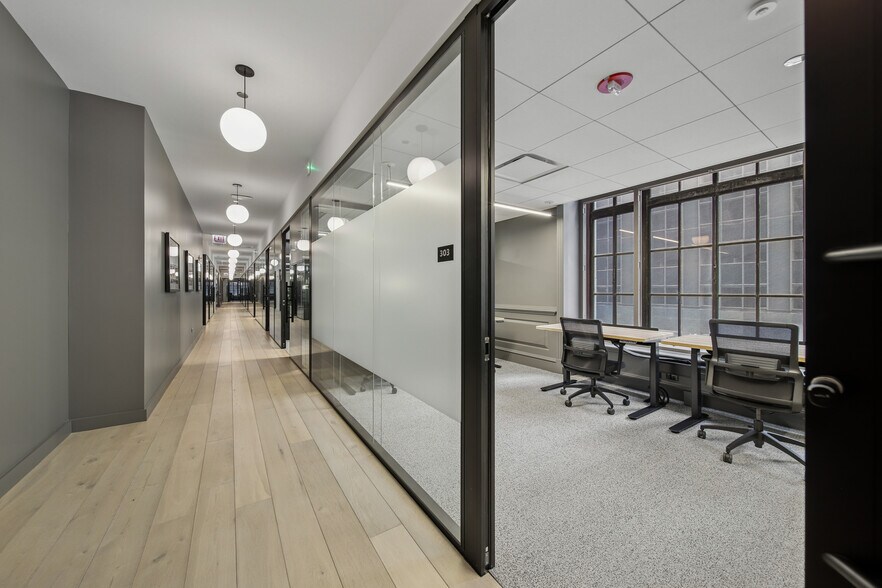 More Photos Of 33 N LaSalle St, Chicago Coworking Space