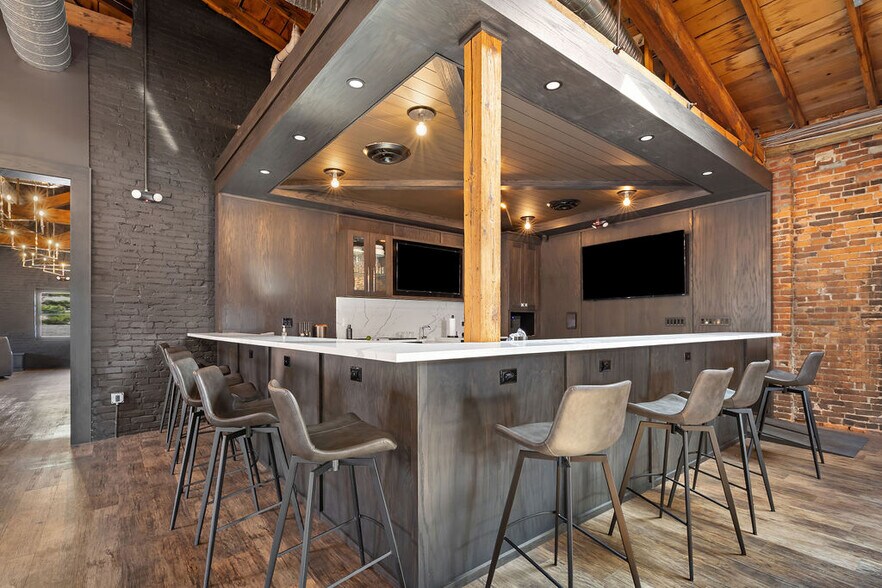 More Photos Of 17 E Brickel St, Columbus General Retail For Sale