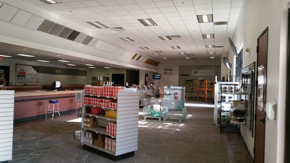 More Photos Of 3401 N Sillect Ave, Bakersfield Distribution For Lease