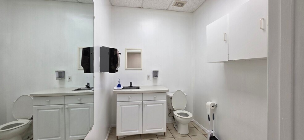More Photos Of 7810 Kingspointe Pky, Orlando Warehouse For Lease